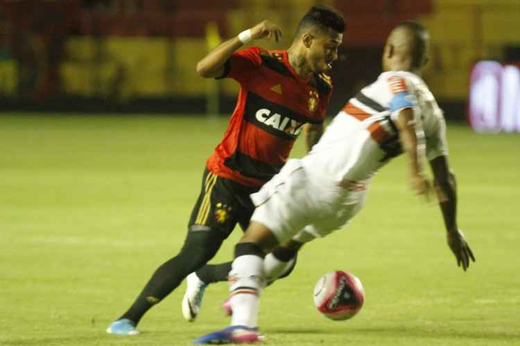 No clássico, Rogério jogou como time titular e agradou ao técnico Nelsinho Batista
