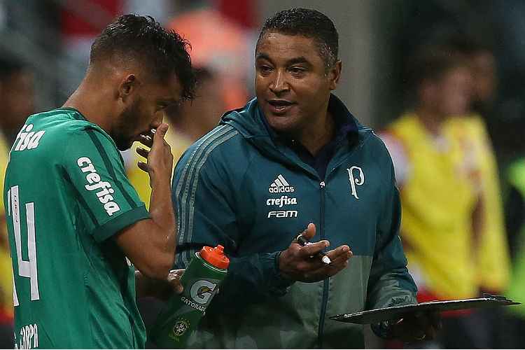 Técnico Roger Machado não negou a possibilidade de relacionar Gustavo Scarpa para a próxima partida