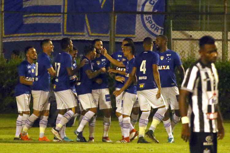 Cruzeirenses comemoram gol marcado pelo volante Ariel Cabral na vitória sobre o Tupi, por 1 a 0