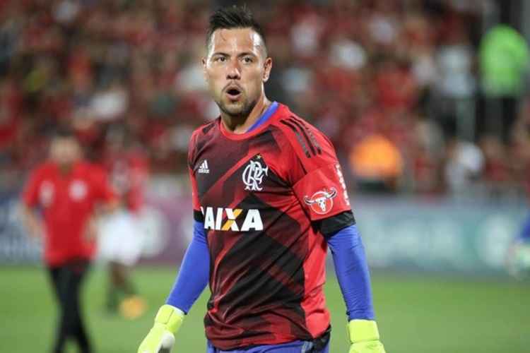 Goleiro usou perfil em rede social para consolar Paes