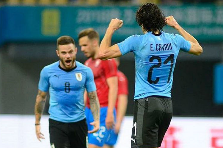 Edinson Cavani anotou belo gol de bicicleta em vitória da Seleção Uruguaia em Nanning