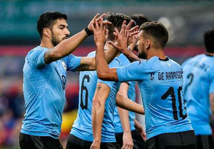 Luis Suárez comemora com Arrascaeta o primeiro gol da vitória da Seleção Uruguaia
