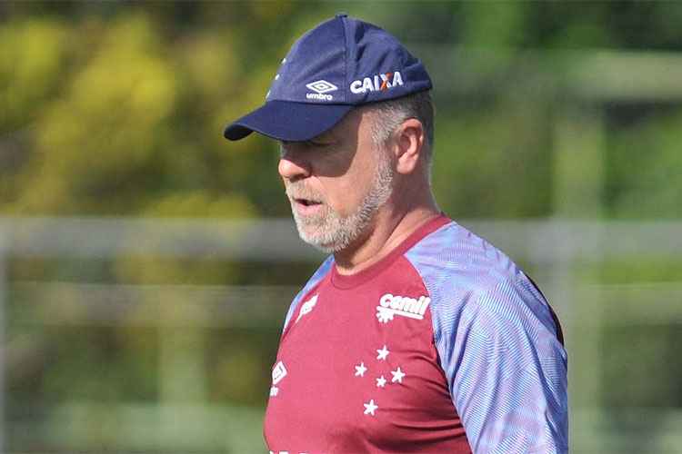 Na visão de técnico Mano Menezes, árbitros de Minas Gerais estão pressionados por causa de erros