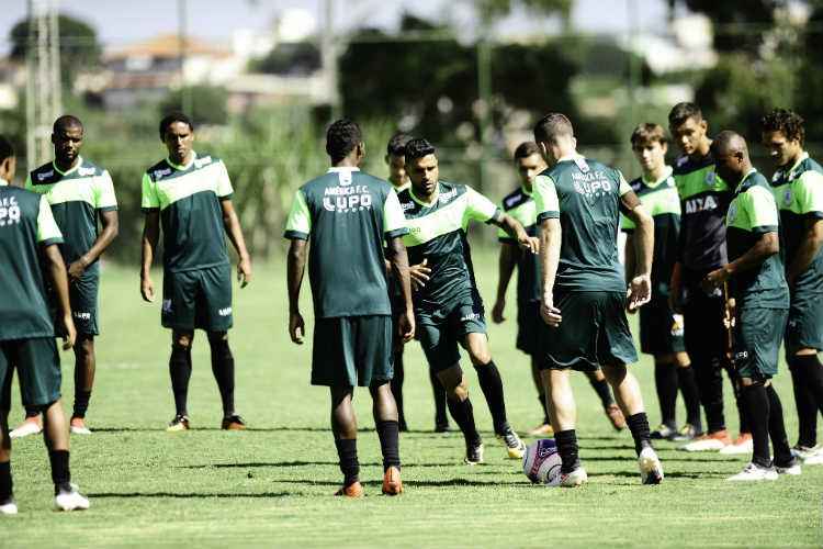 Em campo, nada de treino tático. Descontraído rachão encerrou os preparativos do América para clássico