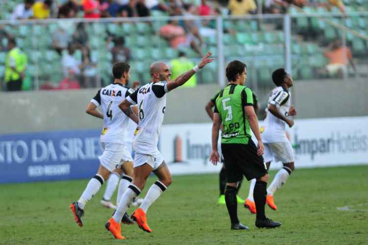 Fábio Santos, como um autêntico centroavante, apareceu atrás da defesa do Coelho e abriu o placar