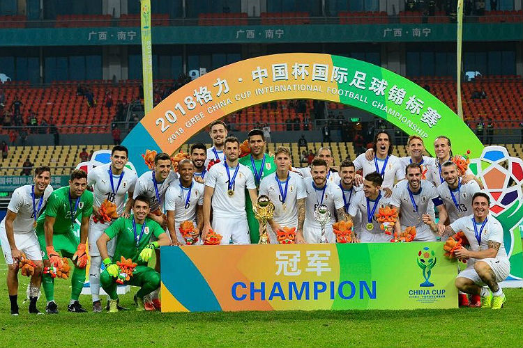 Jogadores comemoram a taça do torneio amistoso conquistada pela Seleção Uruguaia na China