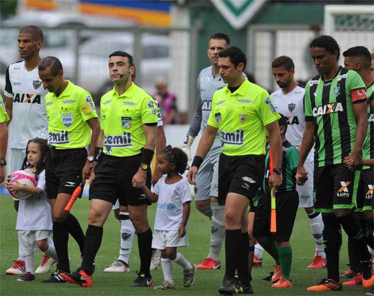 No primeiro clássico, Igor Junio Benevenuto e auxiliar Guilherme Dias Camilo tiveram atuação contestada