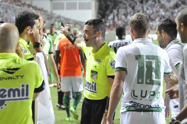 Igor Junio Benevenuto durante contestações do América no clássico da semifinal do Mineiro