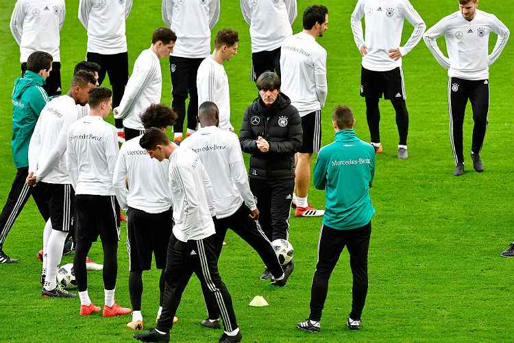 Joachim Low deve fazer alterações no time da Alemanha para enfrentar Brasil, em Berlim 