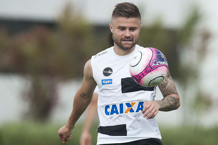 Contratado por empréstimo pelo Santos, Sasha se tornou titular absoluto do time com Jair Ventura