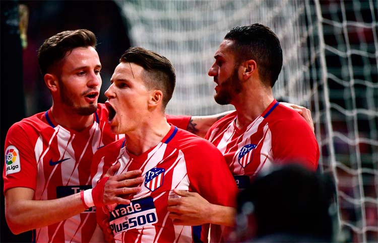 Gameiro, cobrando pênalti, marcou o gol que deu a vitória ao Atlético de Madrid