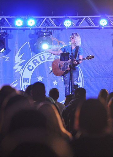 Cruzeiro tem oferecido apresentações musicais para seus torcedores na esplanada do Mineirão