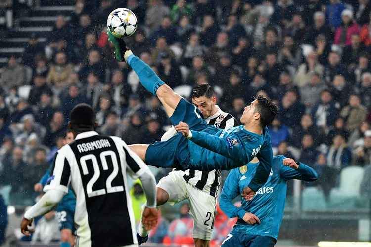 Cristiano Ronaldo voa para marcar um golaço diante da Juventus