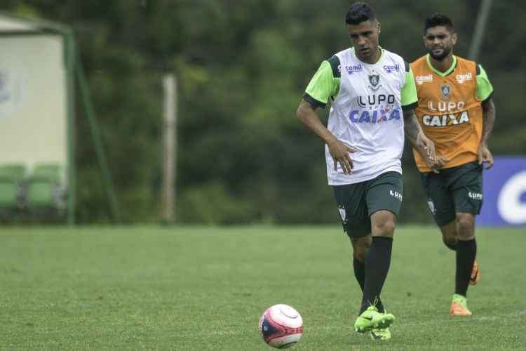 Giovanni (esq) entra para a lista de desfalques de Enderson Moreira para estreia do América na Série A