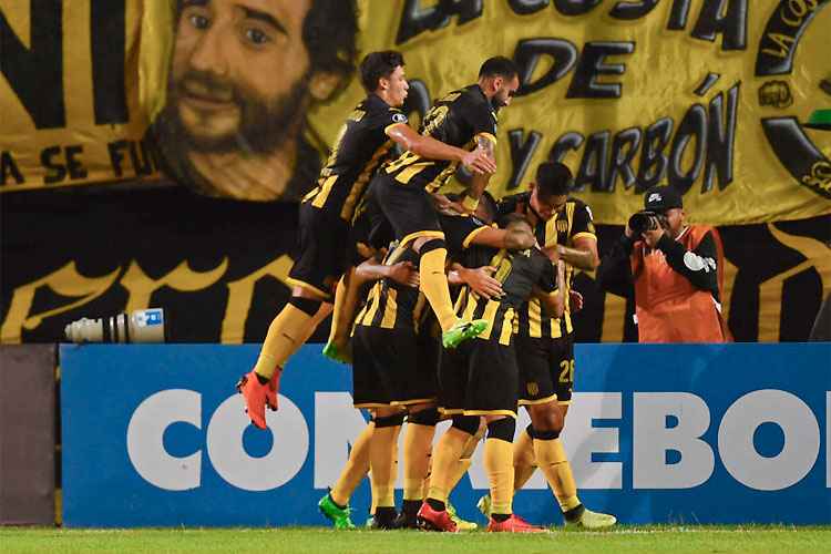 Peñarol aproveitou bem o reencontro com a torcida para derrotar o Tucumán e chegar à vice-liderança