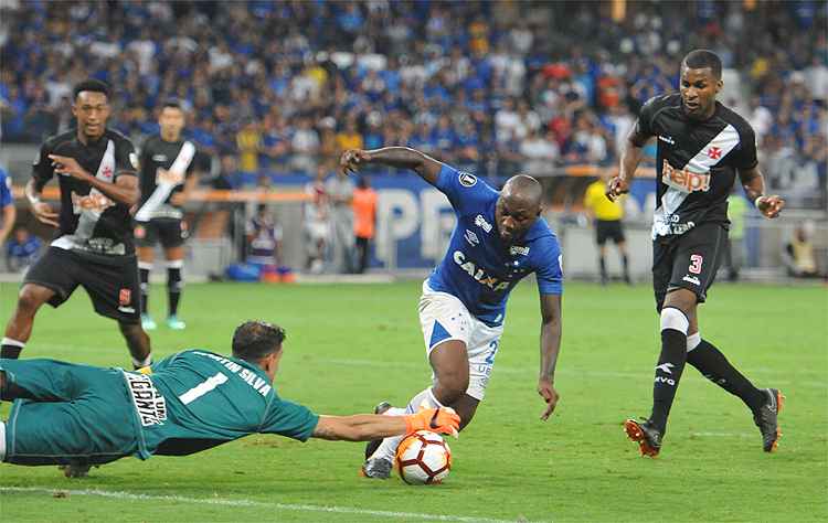 Neste lance, Sassá pediu pênalti de Martín Silva, mas toque ocorreu depois que cruzeirense perdeu a bola