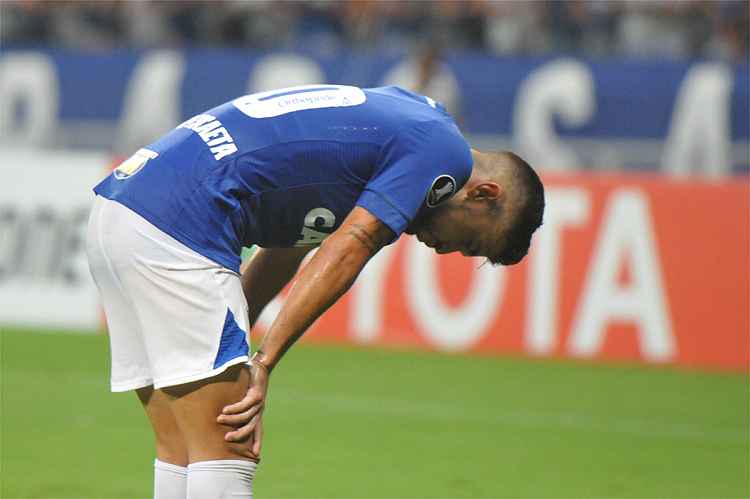 Meia uruguaio De Arrascaeta não escondeu a frustração com empate dentro do Mineirão nesta quarta