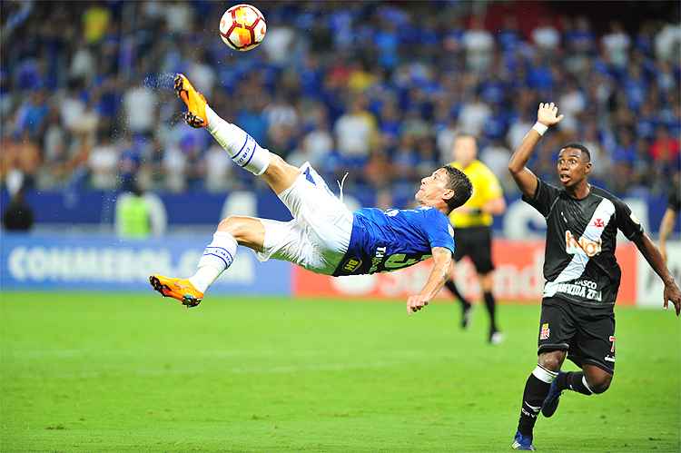 Thiago Neves tentou de bicicleta, mas não conseguiu desempenhar seu melhor futebol contra o Vasco