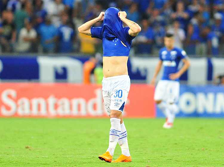 Thiago Neves demonstrou toda a sua decepção com o empate ao fim do jogo no Mineirão