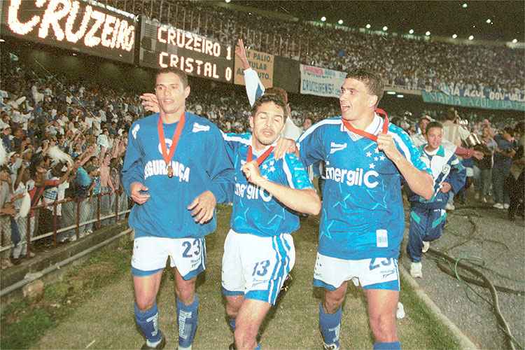Em 1997, jogadores do Cruzeiro comemoraram título da Libertadores após início ruim na fase de grupos