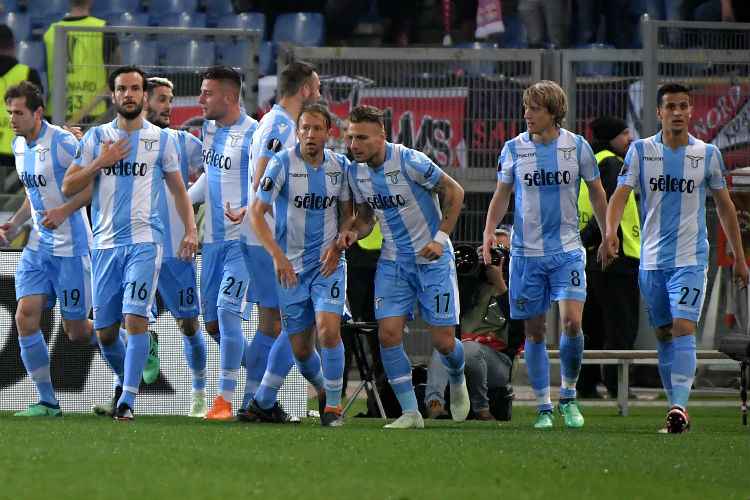 Jogadores da Lazio comemoram último gol da vitória por 4 a 2 sobre o Salzburg, na Itália