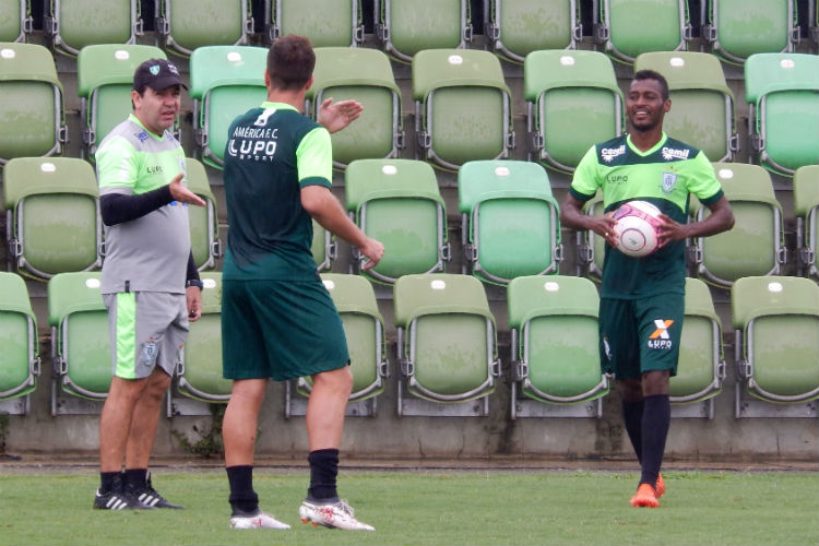 Marquinhos (dir) ressaltou importância de vencer e pontuar nas primeiras rodadas do Brasileiro 