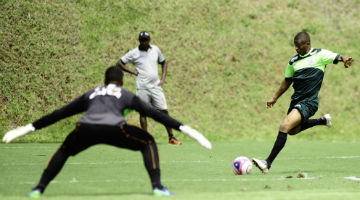 Juninho (dir) destacou melhora física e técnica em período de treinos sem jogos antes da estreia