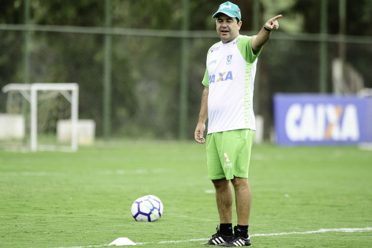 Enderson Moreira cobrou precisão e movimentação dos jogadores na atividade com toque de bola