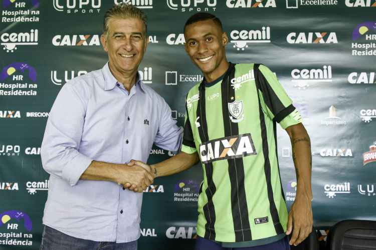 Ademir foi apresentado pelo diretor de futebol do América, Ricardo Drubscky, no Lanna Drumond