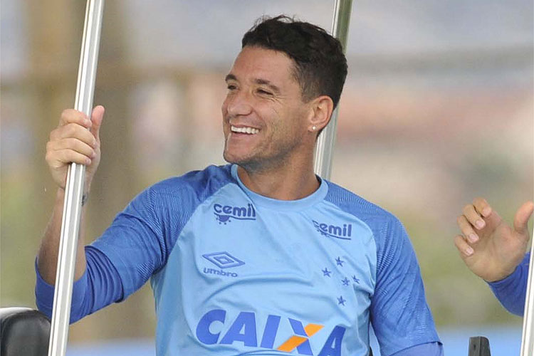 Thiago Neves comemorou bom momento com a camisa do Cruzeiro depois do troféu do Estadual