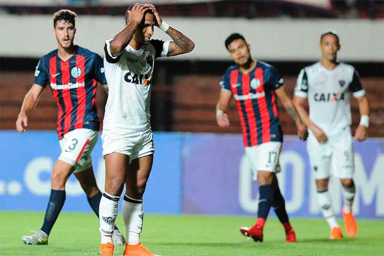 Jogadores do Atlético não conseguiram criar muito no ataque, e equipe acabou derrotada na estreia