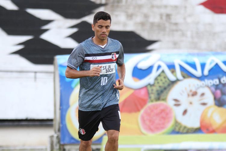 Embora regularizado, volante Carlinhos Paraíba só ficará fisicamente apto a estrear na segunda rodada