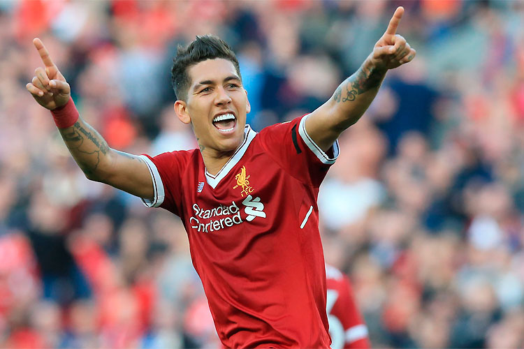 Roberto Firmino comemora no Anfield Road depois de fechar a goleada do Liverpool sobre o Bournemouth