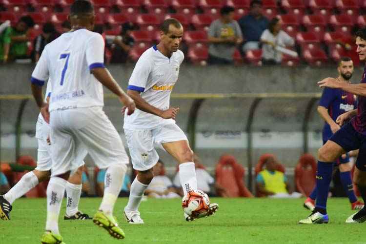 O pentacampeão Rivaldo atuou um tempo em cada time e foi ovacionado pelos torcedores