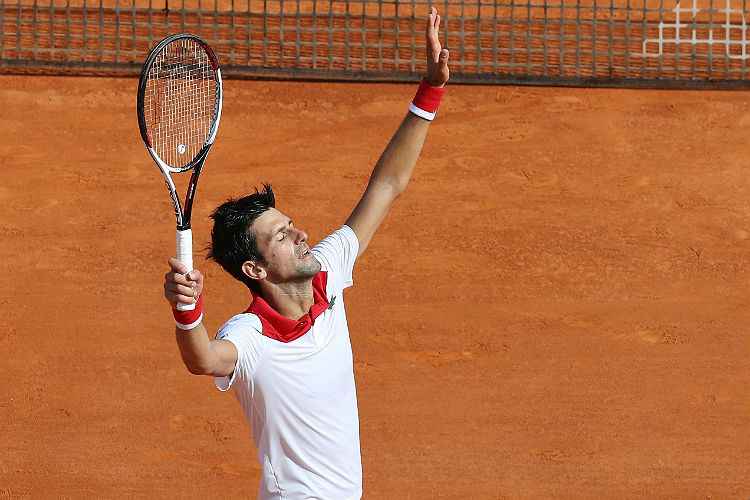Em fase irregular na carreira, Novak Djokovic comemora vitória na estreia em Montecarlo