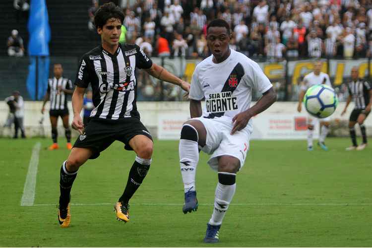 Contra o Vasco, Gustavo Blanco teve três desarmes efetivos nos 79 minutos em que esteve em campo