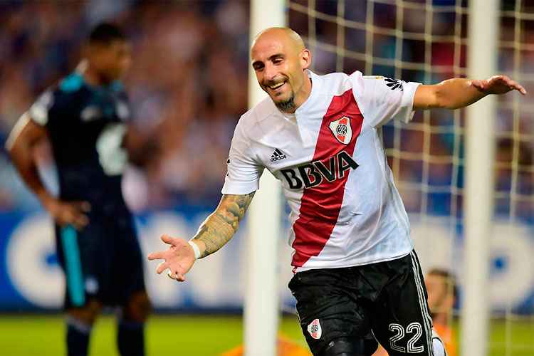 Javier Pinola aproveitou vacilo do goleiro e garantiu o triunfo do River Plate no grupo do Flamengo