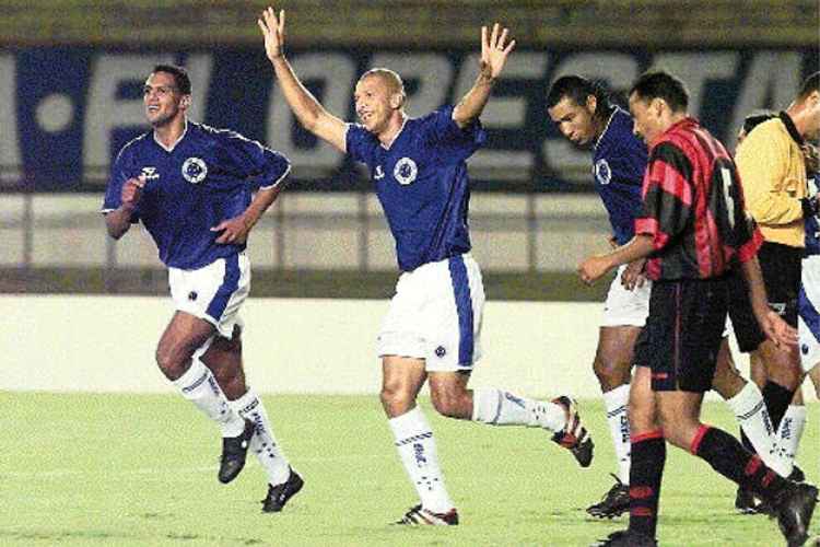 Fábio Júnior marcou um dos gols da vitória por 2 a 1, em 2000, ano do tricampeonato do Cruzeiro
