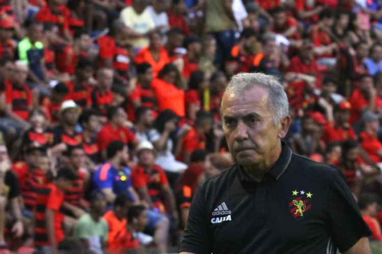 "Temos vários nomes, mas são terceiros goleiros", afirmou o treinador do Sport Nelsinho Batista