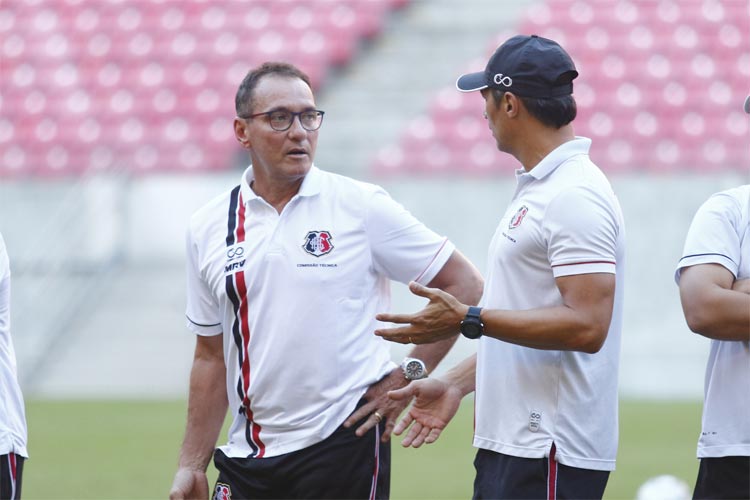 Gusmão (E) observou treino tricolor na Arena de Pernambuco dado pelo interino Adriano Teixeira (D)