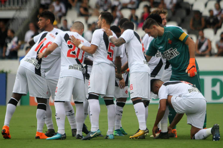 O Vasco, por sua vez, estreou bem no Brasileiro, mas foi goleado pelo Racing, na Libertadores, por 4 a 0