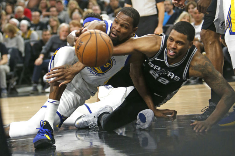 Kevin Durant e Rudy Gay em disputa de bola no confronto deste domingo