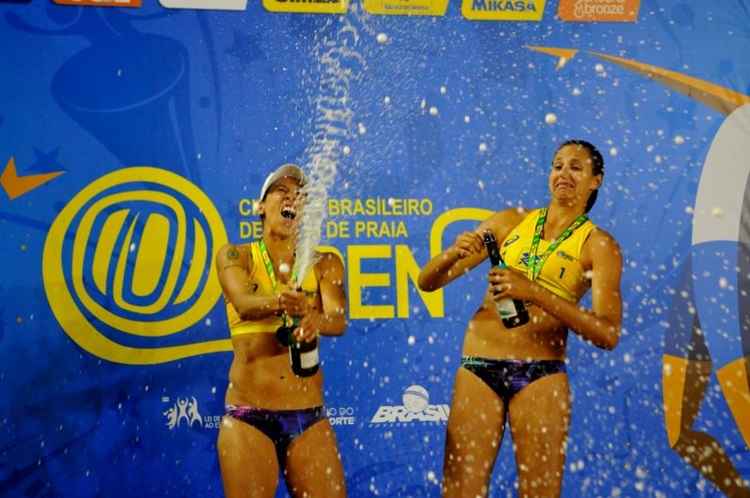 No pódio do SuperPraia, Carol Horta e Taiana comemoram o primeiro ouro da dupla