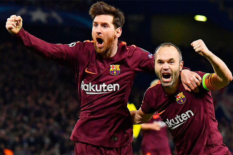 Messi faz três gols, alcança 