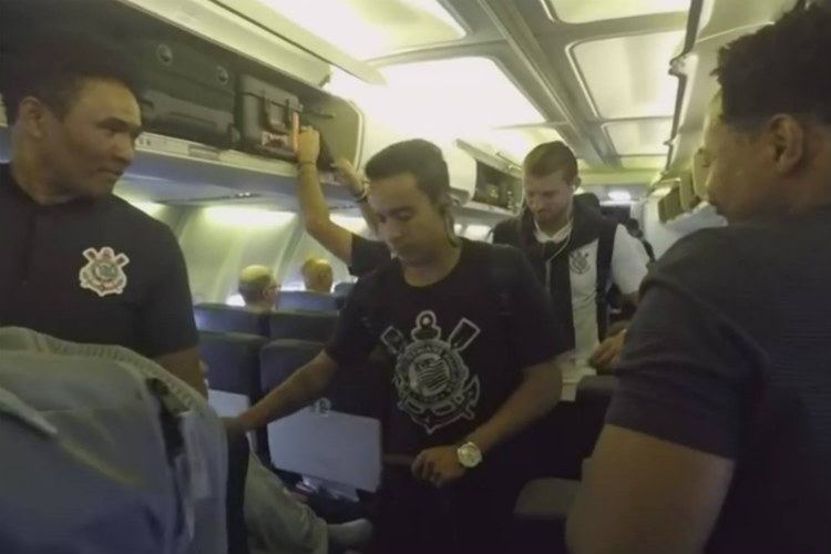 Jogadores e funcionários viajaram ao país em um avião fretado pelo próprio Corinthians