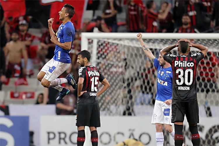 Henrique marcou o primeiro gol do Cruzeiro na vitória por 2 a 1 sobre o Atlético-PR na Baixada