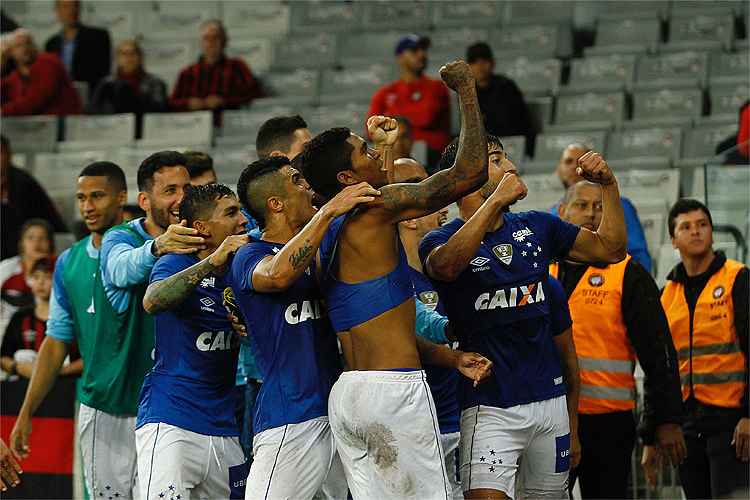Raniel marcou o gol da vitória do Cruzeiro sobre o Atlético-PR aos 47 minutos do segundo tempo
