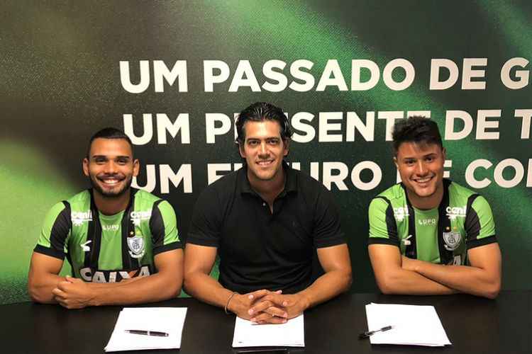 Natan (esq) e Márcio (dir), ambos de 19 anos, assinaram contrato ao lado do diretor Paulo Bracks