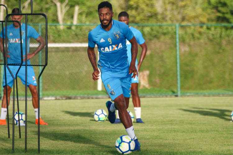 "É um grupo que vive bem e se sente isso nos vestiários e nos treinamentos", disse Michel Bastos