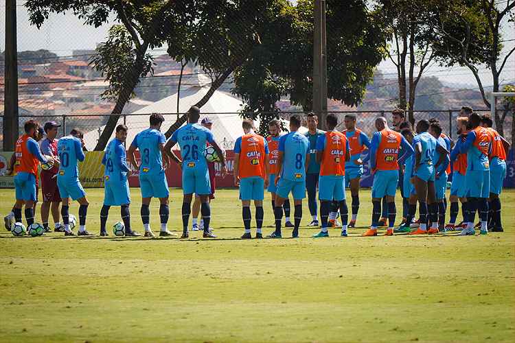 Mano Menezes terá à disposição quase todo elenco para jogo diante do Racing, pela Copa Libertadores